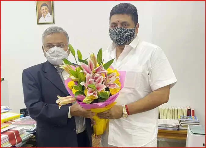 தமிழ்த்தாய் வாழ்த்து பிரச்னைக்கு முற்றுப்புள்ளி.. மன்னிப்பு கோரினார் ரிசர்வ் வங்கி இயக்குநர்..! தமிழ்த்தாய் வாழ்த்து பிரச்னைக்கு முற்றுப்புள்ளி.. மன்னிப்பு கோரினார் ரிசர்வ் வங்கி இயக்குநர்..!