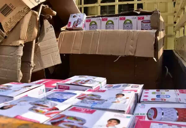 குடோனில் குவித்துவைக்கப்பட்ட ஹாட் பாக்ஸ்கள்.. வீட்டுக்கு வீடு ரூ.500 உடன் வருது !!