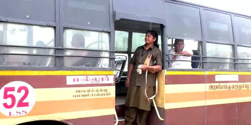 குவியும் பாராட்டுக்கள்..!! தமிழக அரசுப் பேருந்தில் நடத்துநராக நியமிக்கப்பட்ட முதல் பெண்!