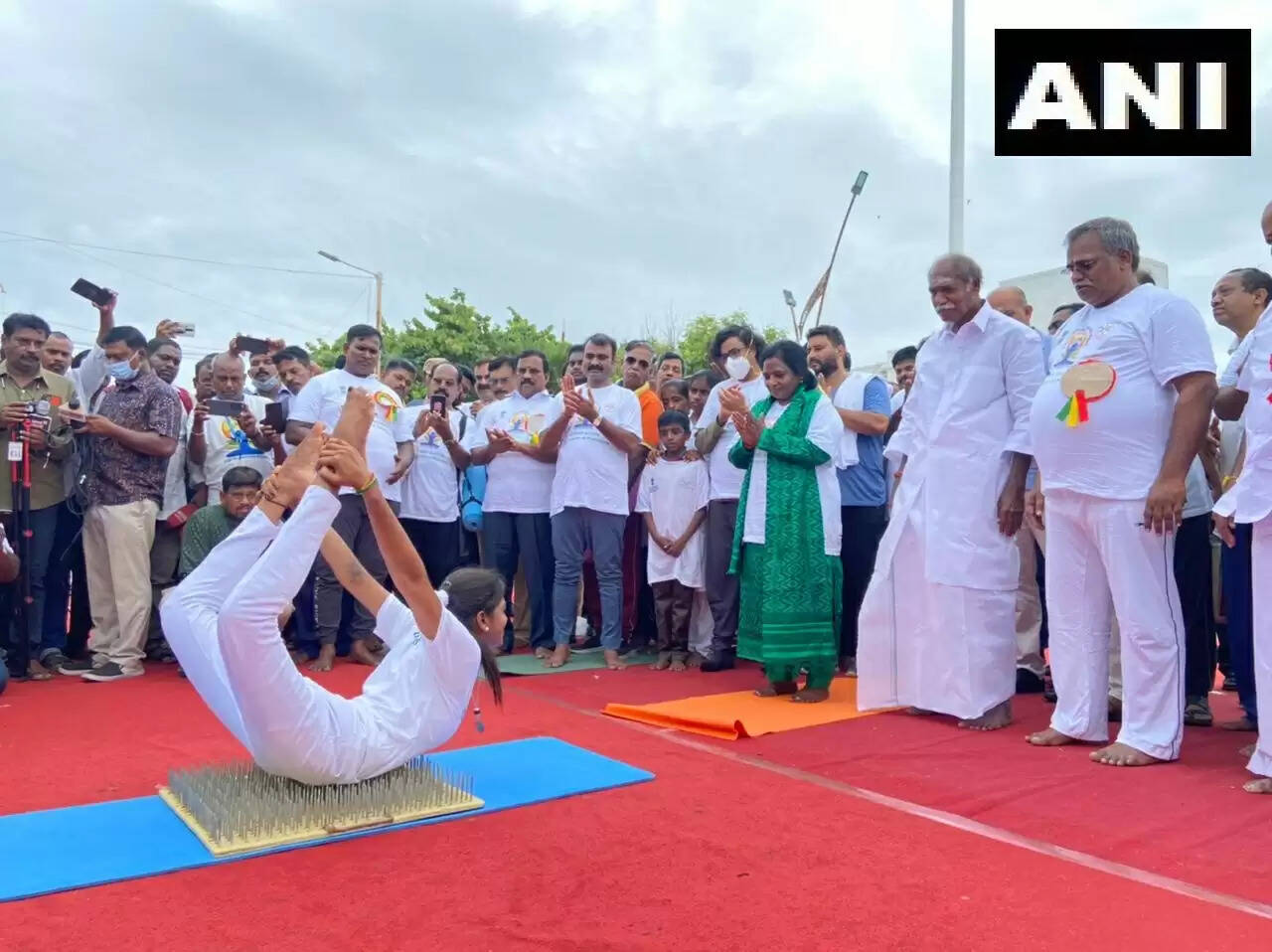 ஆணிப் படுக்கையில் யோகா.. சீர்காழி மாணவி அசத்தல்..!