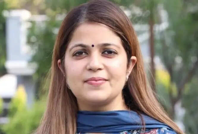 தனிக்கட்சி தொடங்குவார் என எதிர்பார்த்த பிரபல நடிகரின் தங்கை காங்கிரஸில் இணைந்தார் !