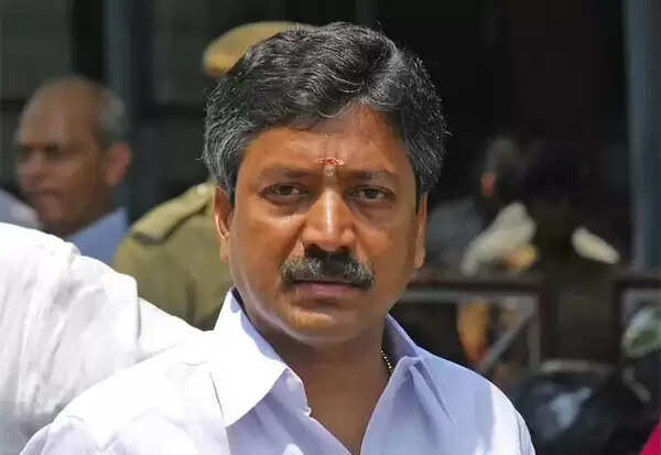 ஓபிஎஸ் பின்னால் திமுக இருக்கு.. மாஜி அமைச்சர் சி.வி.சண்முகம் குற்றச்சாட்டு..!