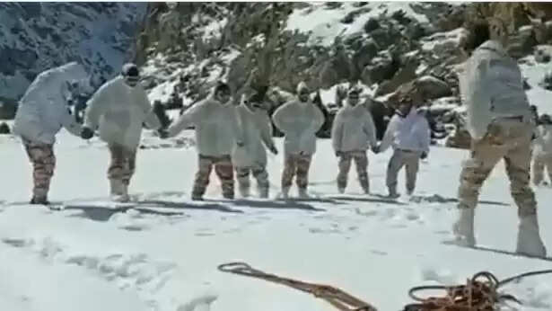 இமயமலை எல்லையில் கபடி விளையாடும் ராணுவ வீரர்கள்- வீடியோ வைரல் !!