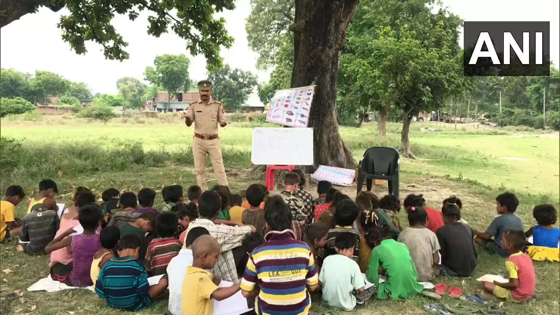ஏழைக் குழந்தைகளுக்கு இலவச கல்வி.. போலீஸ் அதிகாரிக்கு பாராட்டு..! ஏழைக் குழந்தைகளுக்கு இலவச கல்வி.. போலீஸ் அதிகாரிக்கு பாராட்டு..!