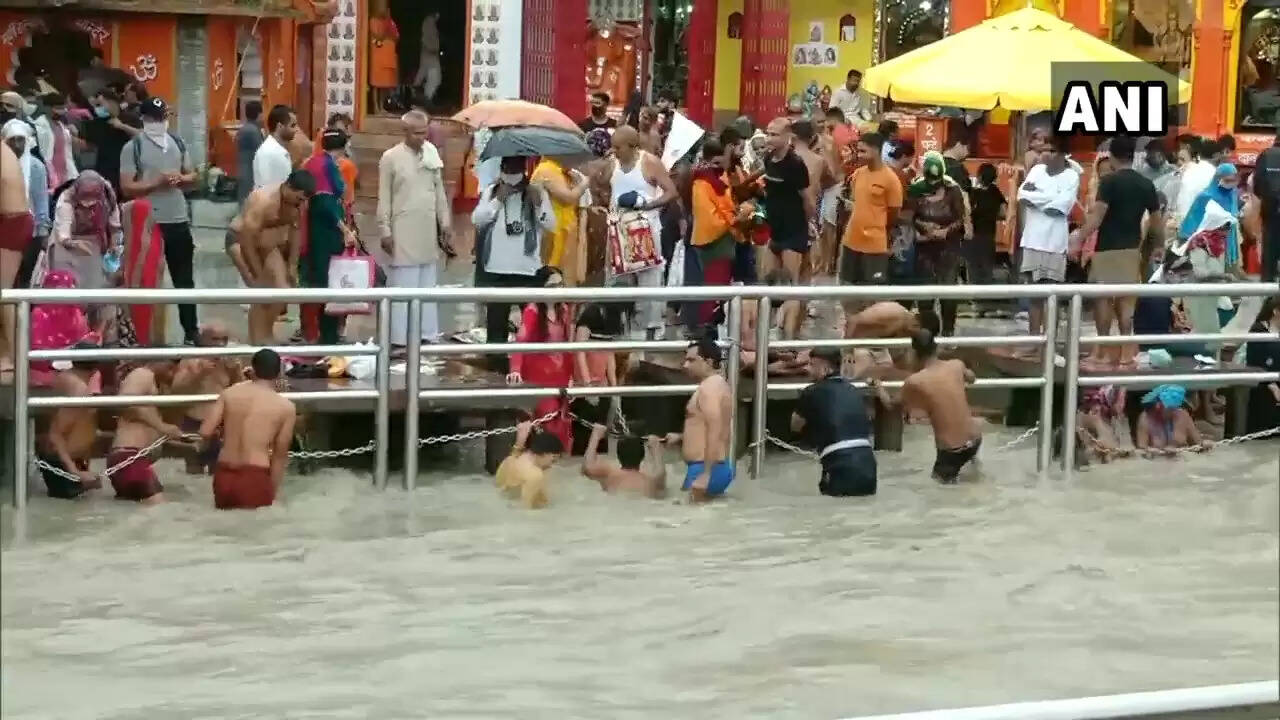 கங்கா தசராவை முன்னிட்டு சமூக இடைவெளியை மறந்த உத்தர பிரதேச மக்கள்!!