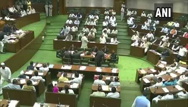 பாஜக எம்எல்ஏக்கள் ஓராண்டுக்கு சஸ்பெண்ட்.. சபாநாயகர் அதிரடி உத்தரவு !