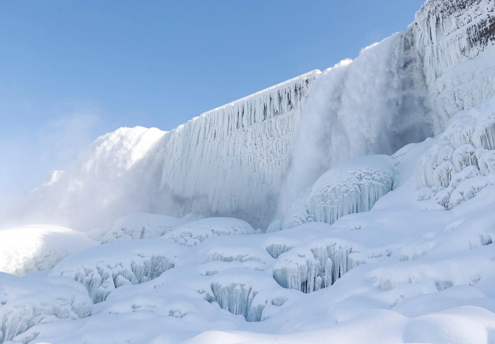 கடும் குளிர்! முழுவதுமாக உறைந்து பனி கட்டியான நயாகரா நீர்வீழ்ச்சி!