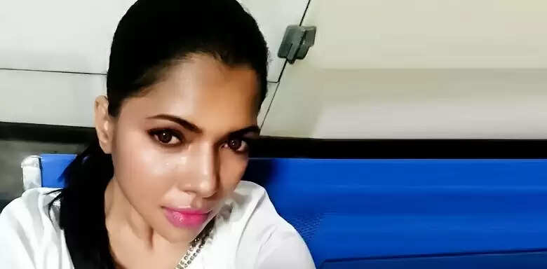 முதல் திருமணத்தில் பிரிவு.. மீண்டும் காதலில் விழுந்த பிக்பாஸ் பிரபலம்: ரசிகர்கள் வாழ்த்து !