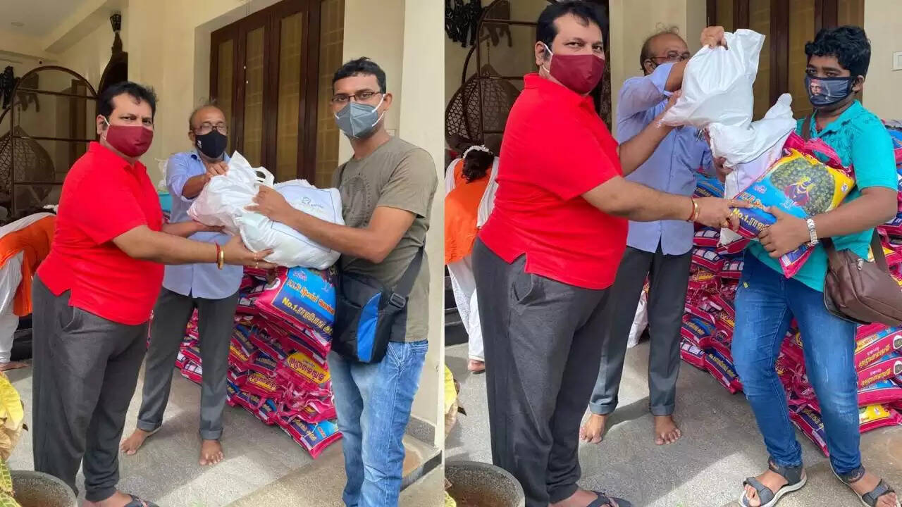 இசைக் கலைஞர்களுக்கு நிவாரணப் பொருட்கள் வழங்கிய பிரபல பாடகர்..!