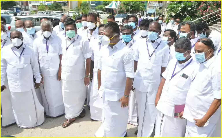 திமுகவின் தேர்தல் பரிசே சொத்து வரி உயர்வு.. சட்டசபையில் இருந்து அதிமுக, பாஜக வெளிநடப்பு..! திமுகவின் தேர்தல் பரிசே சொத்து வரி உயர்வு.. சட்டசபையில் இருந்து அதிமுக, பாஜக வெளிநடப்பு..!