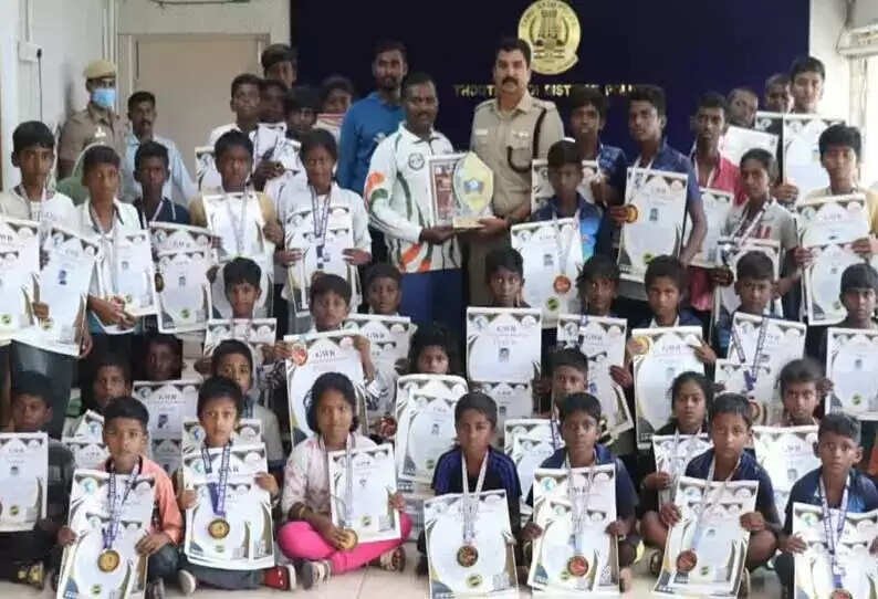 கராத்தே, சிலம்பம் போட்டிகளில் சாதனை.. மாணவர்களுக்கு எஸ்பி பாராட்டு..!