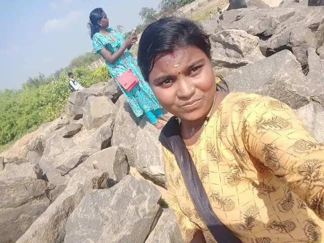 வைரலாகும் கடைசி செல்பி.. அலையில் சிக்கி இளம்பெண் பலி ! வைரலாகும் கடைசி செல்பி.. அலையில் சிக்கி இளம்பெண் பலி !