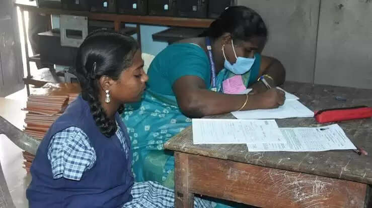 தன்னம்பிக்கையே வாழ்க்கை.. கைகள் இல்லா மாணவி பிளஸ் 2 தேர்வில் தேர்ச்சி..!