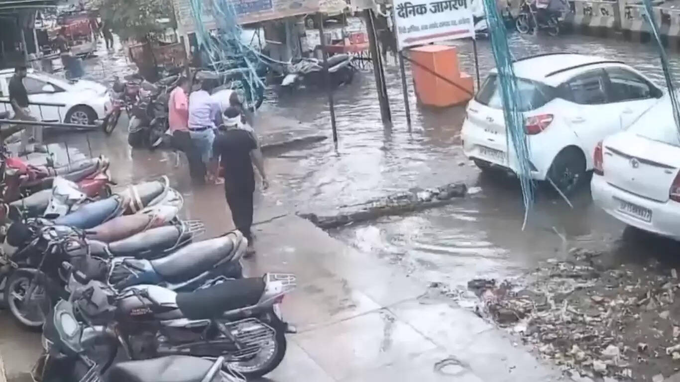 அதிர்ச்சி வீடியோ! மனைவியுடன் கால்வாயில் விழுந்த காவலர்!!