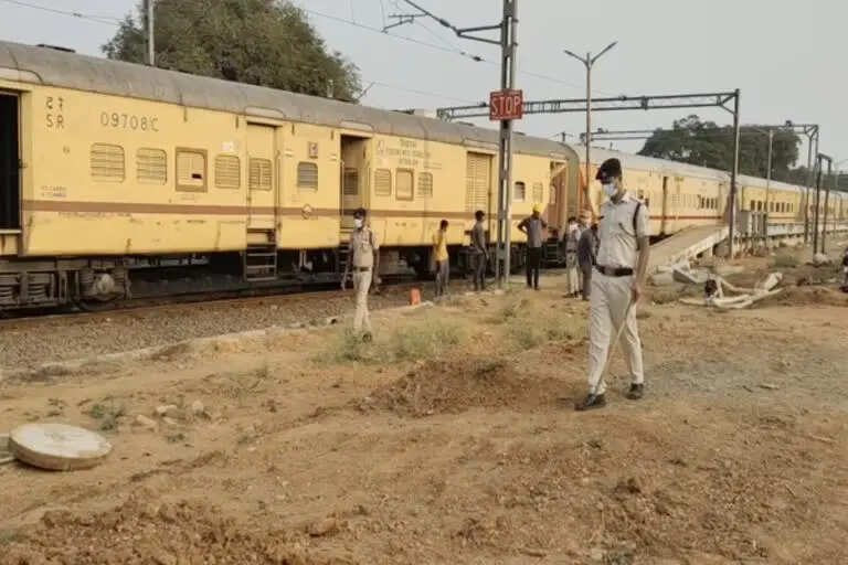 நின்று கொண்டிருந்த ரயில் பெட்டியில் அழுகிய நிலையில் பெண் சடலம்..!!