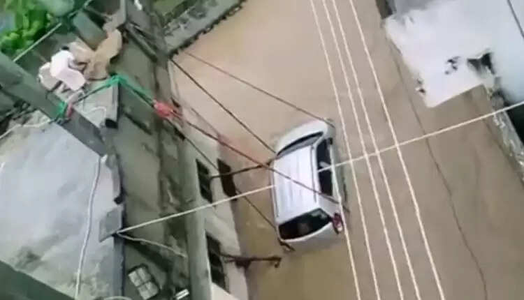 கனமழை எதிரொலி ; கயிறு மூலம் காரை வீட்டுடன் கட்டி வைத்த ஓனர்..! வைரல் வீடியோ