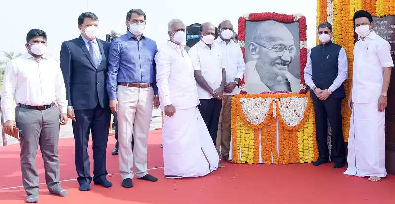 இதுதான் தமிழ்நாடு! ஆளுநர் வந்த போது ஒலித்த “திராவிட நாடு வாழ்க” பாடல்!! இதுதான் தமிழ்நாடு! ஆளுநர் வந்த போது ஒலித்த “திராவிட நாடு வாழ்க” பாடல்!!