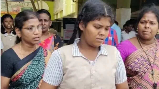 தந்தையின் உடலை வணங்கிவிட்டு 10ஆம் வகுப்பு பொதுத்தேர்வு எழுதிய மாணவி !!
