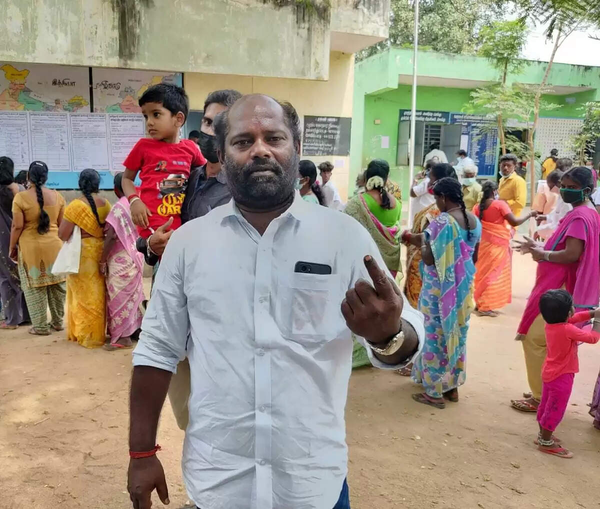 ரஜினிக்காக காத்திருந்த ரசிகர்.. 30 ஆண்டுகளுக்கு பின் தனது முதல் வாக்கை பதிவு செய்தார்..!