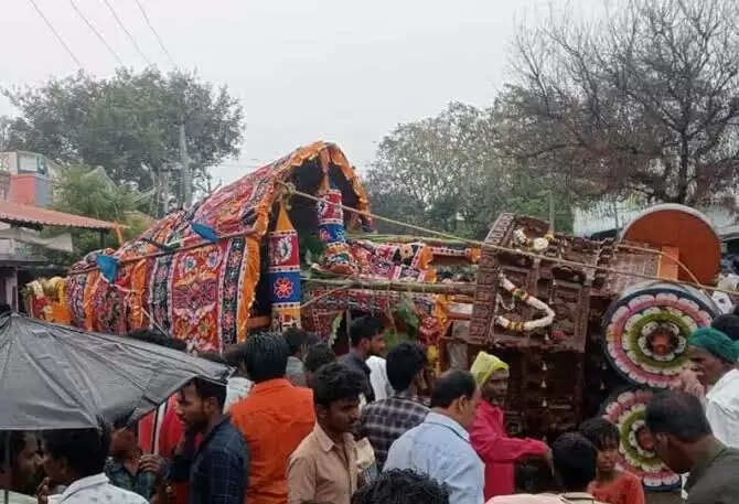 மீண்டும் சோகம்.. தேர் சாய்ந்து விழுந்து 2 பேர் பலி!!