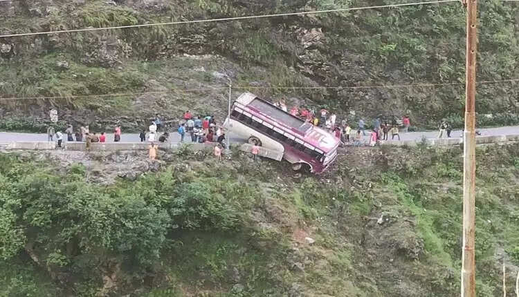 அந்தரத்தில் தொங்கிய பேருந்து; தனது உயிரை பணயம் வைத்து பயணிகளை காப்பாற்றிய டிரைவர்!