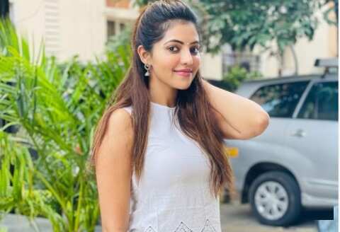 நான் ஃபேஸ்புக்கில் இல்லை.. போலிப் பக்கம் குறித்து பிரபல நடிகை விளக்கம் !!