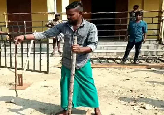 இது என்ன சோதனை.. வாக்குமையத்தில் முதல் ஆளாக நுழைந்த பாம்பு.. அதிகாரிகள் அச்சம் !!