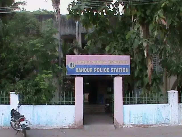 63 வயது மூதாட்டி பாலியல் பலாத்காரம்.. 28 வயது இளைஞருக்கு போலீஸ் வலை..!