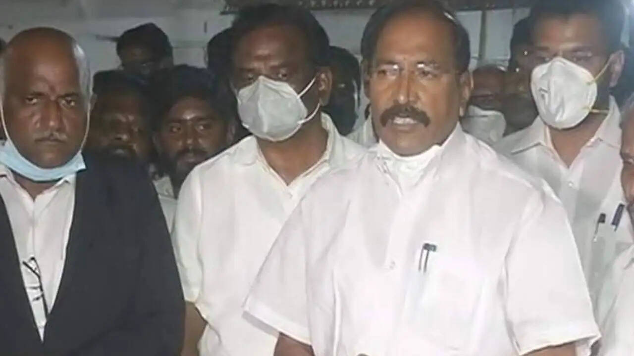 எனது வீட்டில் இருந்து எதுவும் எடுத்து செல்லவில்லை, செல்போன் மட்டும் தான் எடுத்து சென்றனர் - தங்கமணி பேட்டி