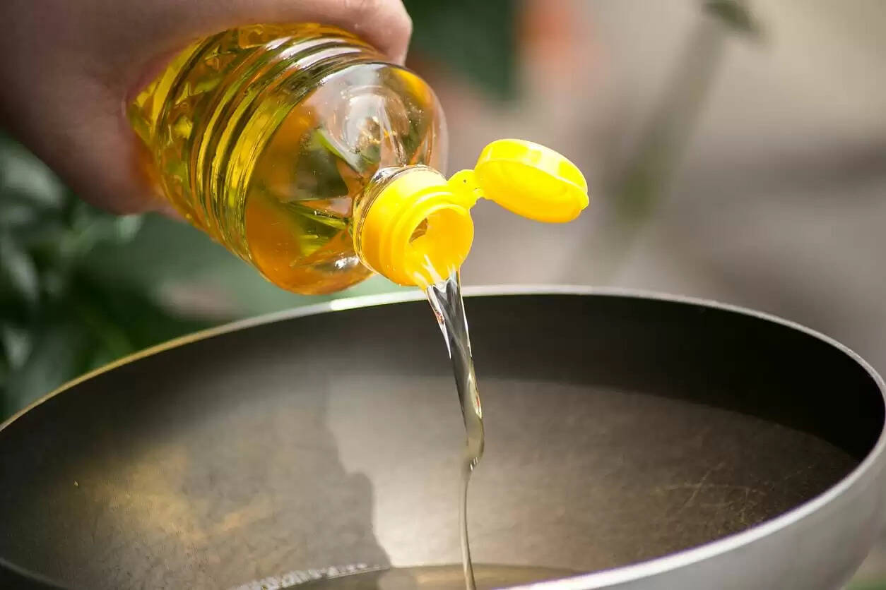 இல்லத்தரசிகளுக்கு மகிழ்ச்சியான செய்தி.. எண்ணெய் விலை குறைப்பு..!