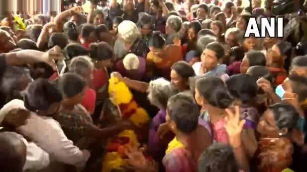 சொந்த ஊருக்கு வந்தடைந்தது மாணவியின் உடல்.. கதறி அழுத கிராம மக்கள் !!