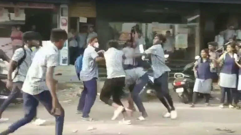 நடு ரோட்டில் கொடூரமாக தாக்கி கொண்ட பள்ளி மாணவர்கள்..! நடு ரோட்டில் கொடூரமாக தாக்கி கொண்ட பள்ளி மாணவர்கள்..!