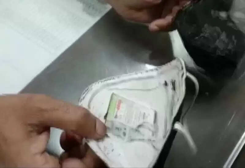 என்னமா யோசிக்கிறாங்க ? தேர்வில் காப்பியடிக்க சிம்கார்டு, பேட்டரி, மைக்..!!