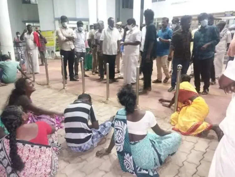 என்னை ஏமாற்றி விட்டனர்.. குண்டு பாய்ந்து உயிரிழந்த சிறுவனின் தாய் கதறிய சோகம்..!!