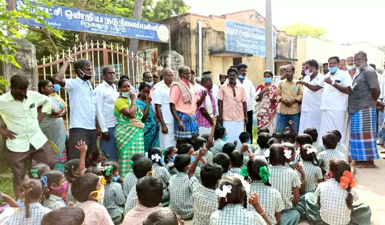 டீச்சர் கேட்டு போராட்டம்.. உறுதி அளித்த கலெக்டர்.. கைவிட்ட மாணவர்கள்..!
