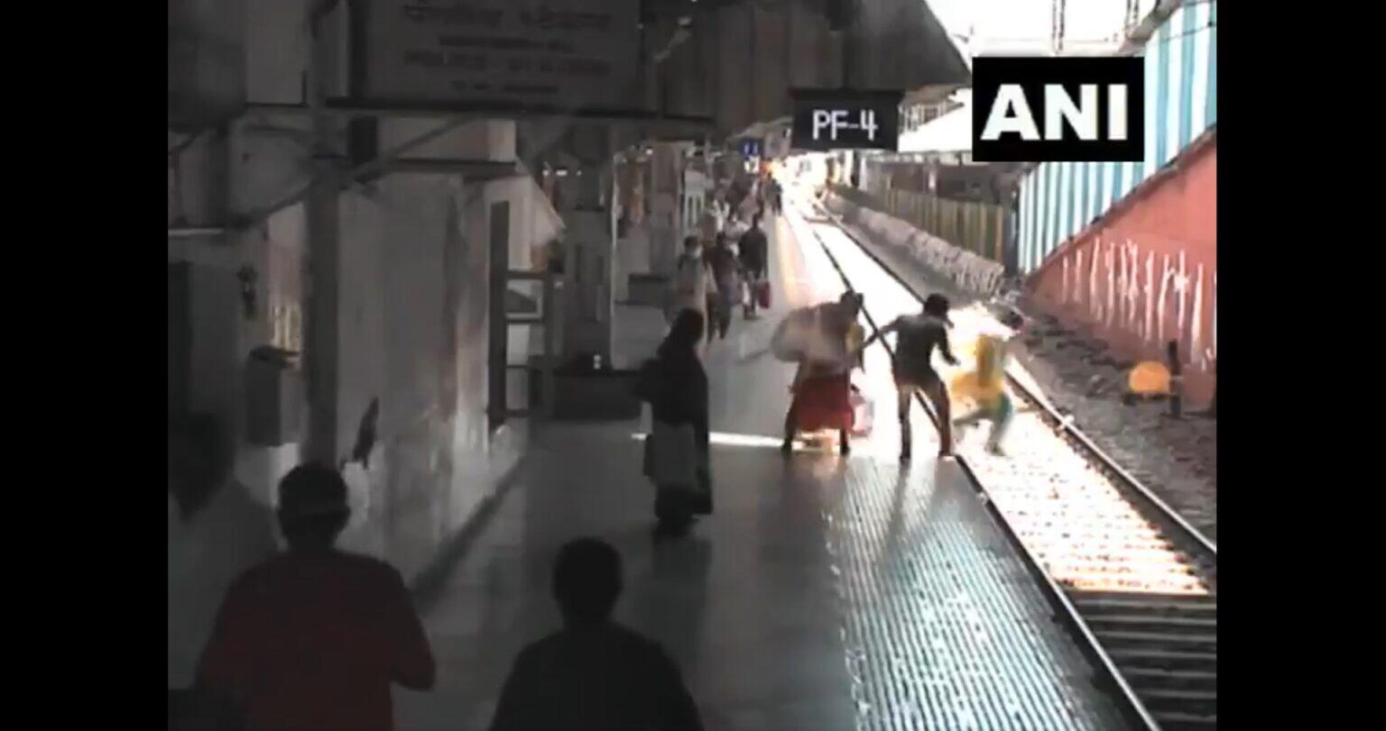 ரயிலுக்கு முன் பாய்ந்த பெண்.. காப்பாற்றிய ரயில்வே காவலர்... பதற வைக்கும் சிசிடிவி காட்சிகள்!!