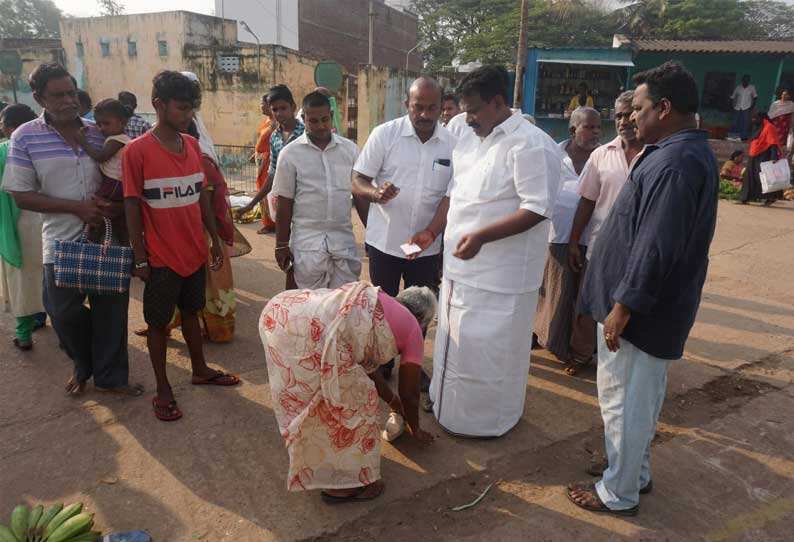 எம்.எல்.ஏ காலில் விழுந்து கண்ணீருடன் கோரிக்கை வைத்த விவசாயி.! எம்.எல்.ஏ காலில் விழுந்து கண்ணீருடன் கோரிக்கை வைத்த விவசாயி.!