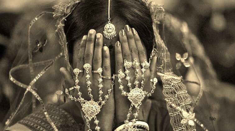 மருமகளை நிர்வாணமாக்கி தாக்கிய மாமியார்.. வீடியோ வைரல் ஆனதால் அதிர்ச்சி !