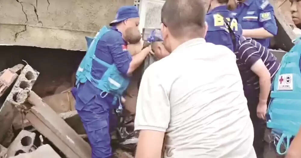 கட்டிட இடிபாடுகளில் சிக்கிய 3 மாத குழந்தை..! காப்பாற்றிய பின் உயிரிழந்த தாய்! கட்டிட இடிபாடுகளில் சிக்கிய 3 மாத குழந்தை..! காப்பாற்றிய பின் உயிரிழந்த தாய்!