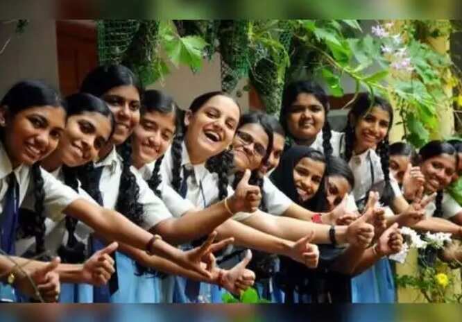 பிளஸ் 2 தோ்வு முடிவுகள் வெளியீடு: 93.76% பேர் தேர்ச்சி.. சாதித்த மாணவிகள்