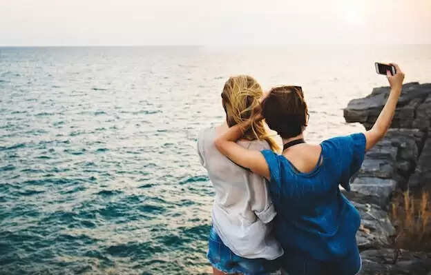 செல்பி மோகம்.. 4 பேர் உயிர் பறிபோன விபரீதம் !!