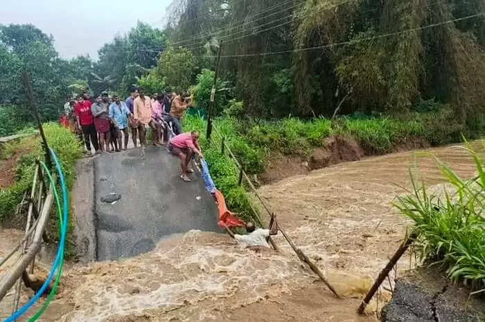 காற்றாற்று வெள்ளத்தில் சிக்கிக் கொண்ட நபரை உயிருடன் மீட்கும் பரபரப்பு காட்சி..!!
