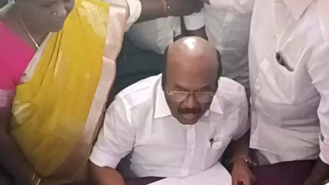 கண்டோன்மென்ட் காவல் நிலையத்தில் கையெழுத்திட்டார் முன்னாள் அமைச்சர் ஜெயக்குமார்!!