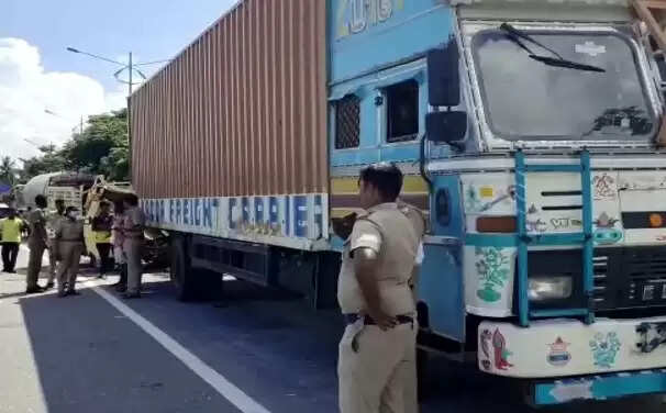 லாரி மீது சிறிய சரக்கு வாகனம் மோதிய விபத்தில் 3 பேர் உயிரிழப்பு!!