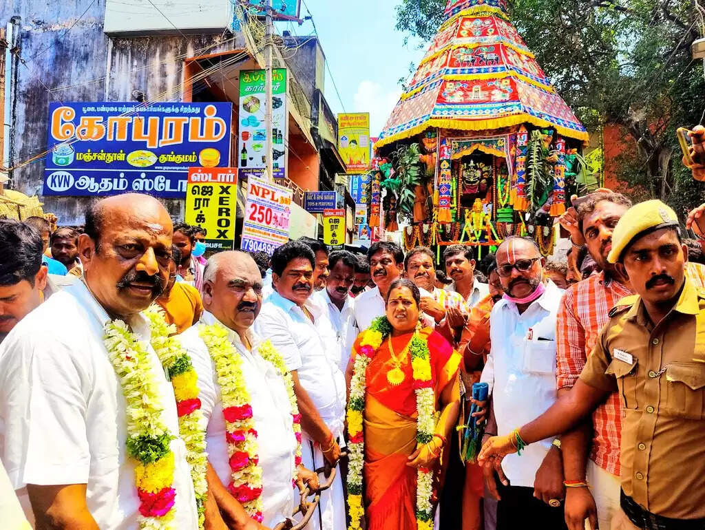 ஸ்ரீ திந்திரிணீஸ்வரர் கோவில் தேரோட்டத்தில் வடம் பிடித்த அமைச்சர் செஞ்சி மஸ்தான்..!