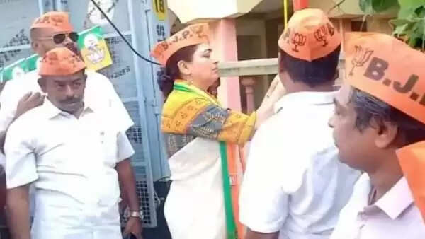 தலைகீழாக கொடி ஏற்றிய குஷ்பு.. பதறிய பாஜக நிர்வாகிகள்..!