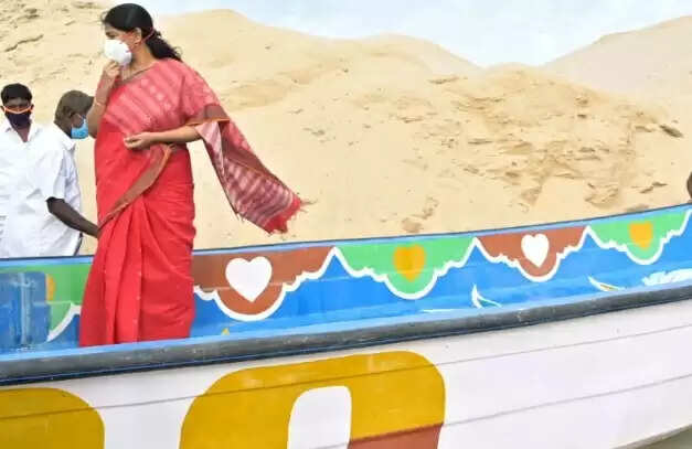 நடுக்கடலில் படகில் பயணித்து மீன் குழம்பை ருசிபார்த்த கனிமொழி எம்.பி. !!