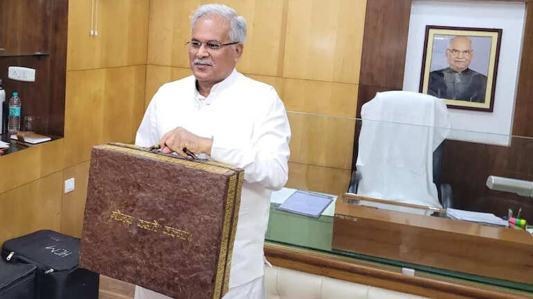நாட்டிலேயே முதன்முதலாக மாட்டுச்சாணத்தால் செய்யப்பட்ட பெட்டியில் பட்ஜெட் தாக்கல்..!! நாட்டிலேயே முதன்முதலாக மாட்டுச்சாணத்தால் செய்யப்பட்ட பெட்டியில் பட்ஜெட் தாக்கல்..!!