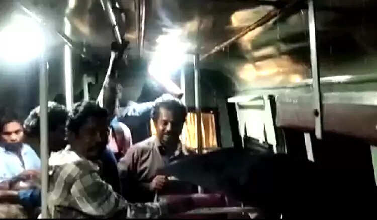 அரசுப் பேருந்தில் குடை பிடித்தபடி பயணித்த மக்கள்!!