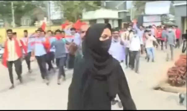 புர்கா அணிந்து வந்த மாணவியை நோக்கி கோஷமிட்ட காவித் துண்டு மாணவர்கள்- வலுக்கும் கண்டனம்- வீடியோ